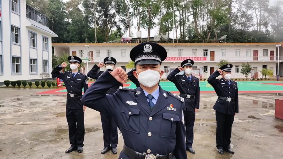 踔厉奋发 再启新程——马关站保良街分站举行2023年元旦升旗暨重温入警誓词活动