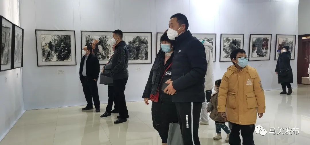 逛画展、领春联……马关市民欢天喜地迎新年