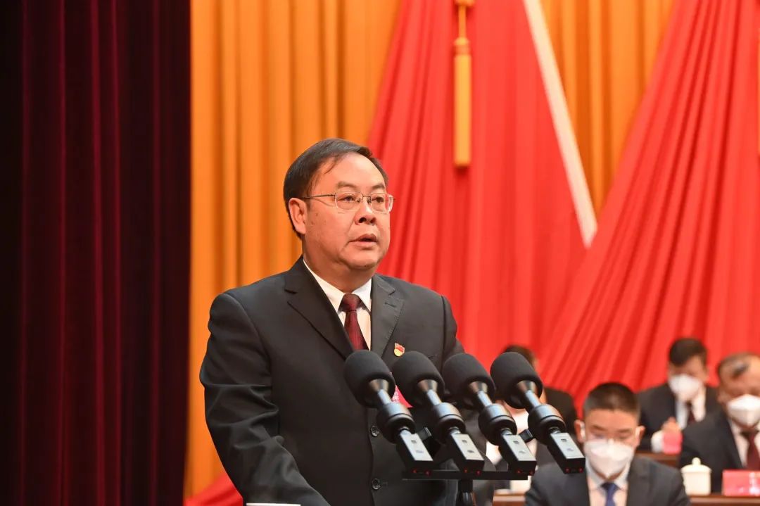 州十五届人大三次会议举行第二次全体会议