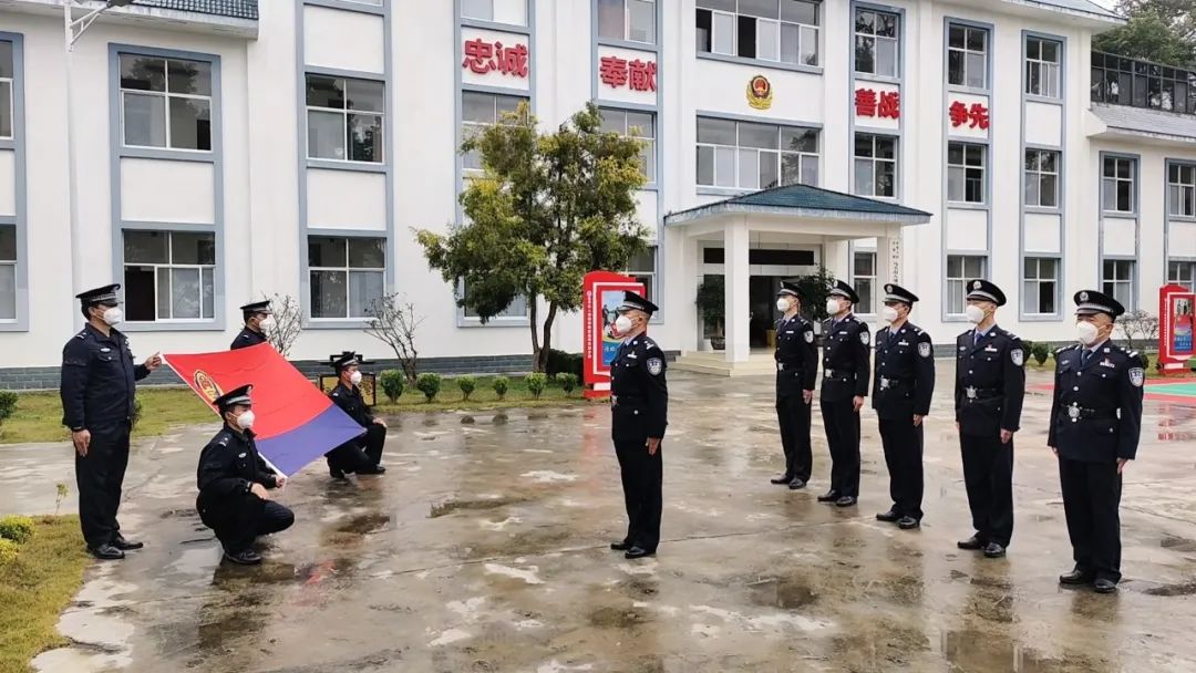 踔厉奋发 再启新程——马关站保良街分站举行2023年元旦升旗暨重温入警誓词活动