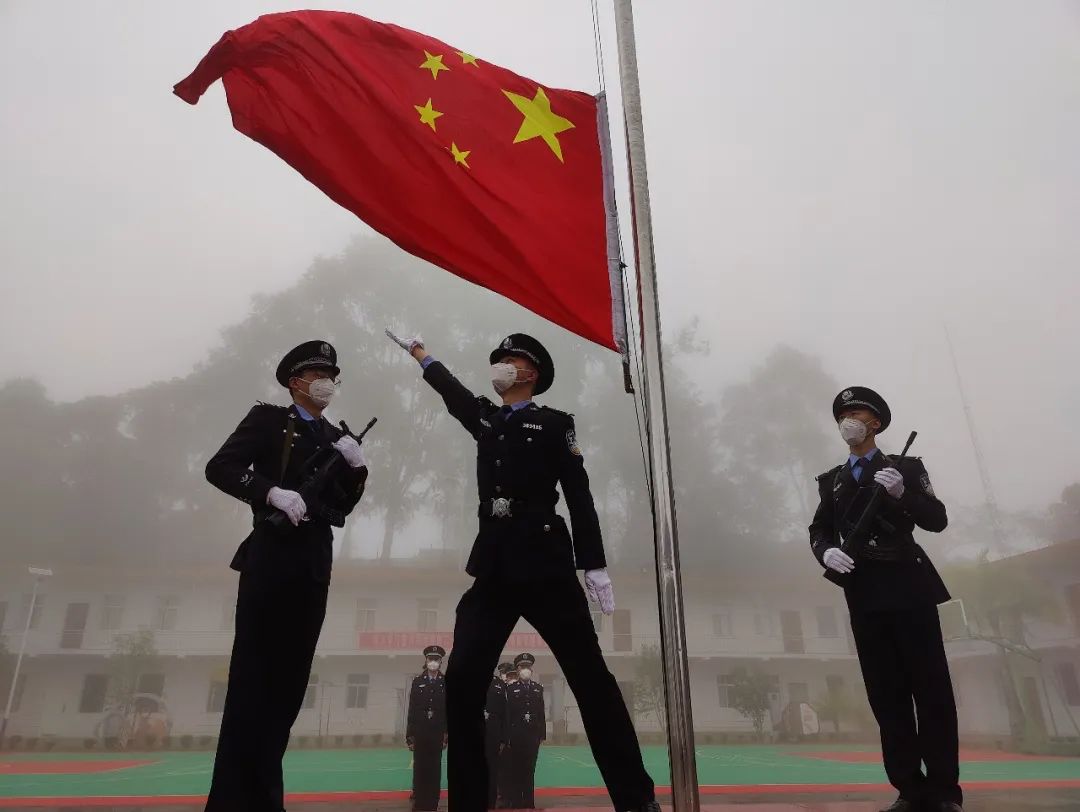 踔厉奋发 再启新程——马关站保良街分站举行2023年元旦升旗暨重温入警誓词活动