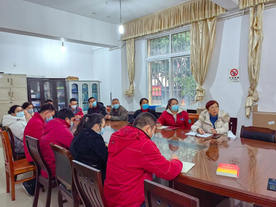 李红同志到联系党支部宣讲党的二十大精神