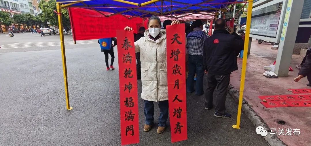 逛画展、领春联……马关市民欢天喜地迎新年